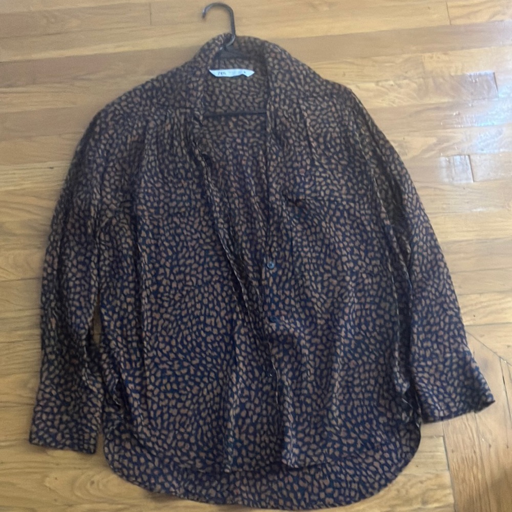 Beautiful Zara blouse in fun leopard print.